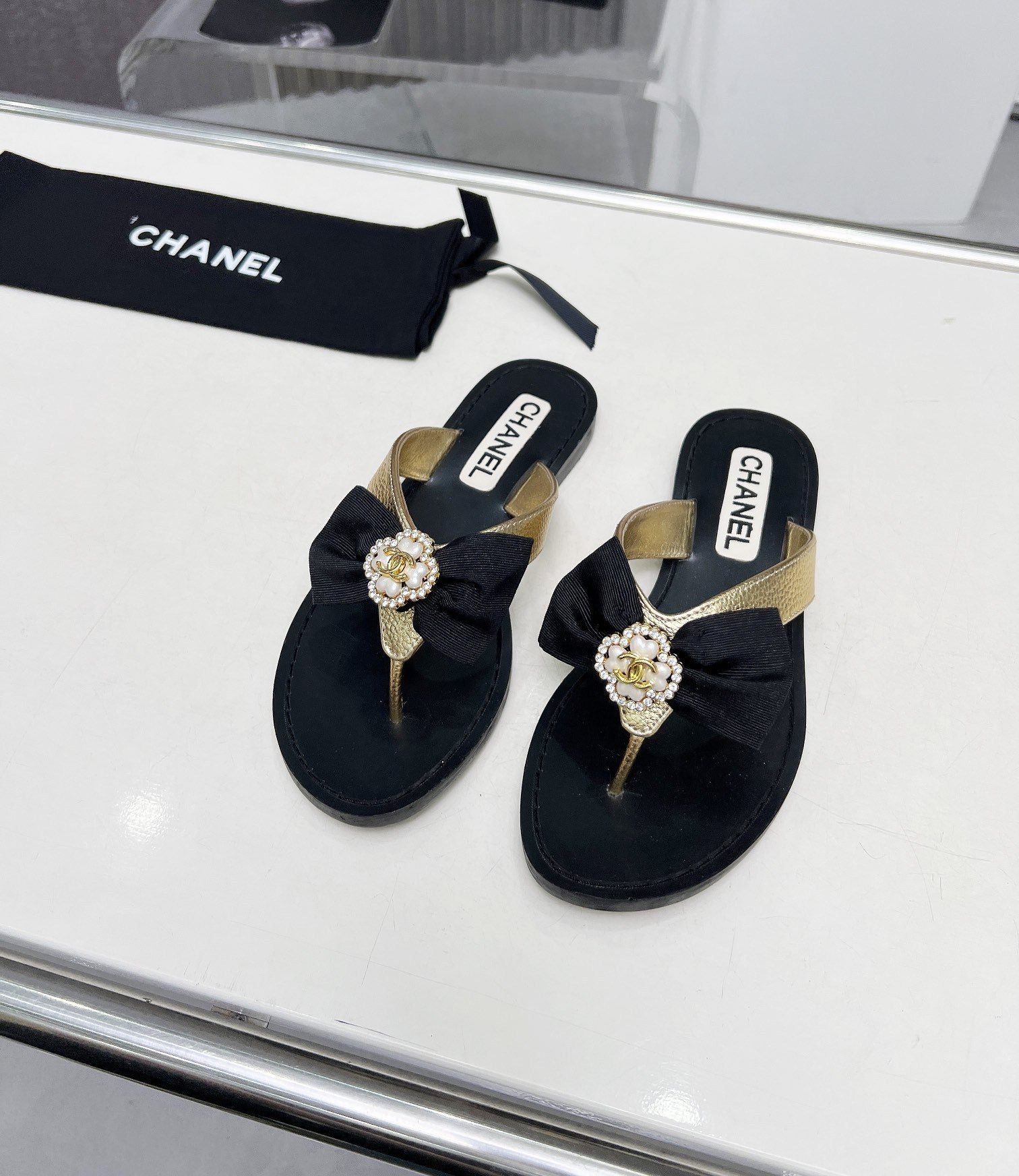 923e10a8 CC Bow Pearl Thong Sandal - Image 1